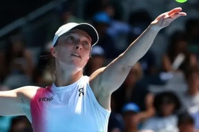 九游体育-阿扎伦卡回归赛场，爆冷首场状态亮眼，澳大利亚队观众沸腾！的简单介绍