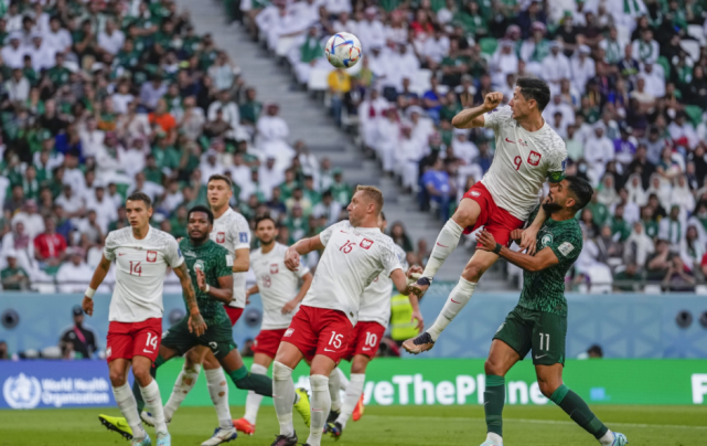 莱万多夫斯基爆冷击败老鹰,回归赛场引爆全场!的简单介绍 莱万多夫斯基爆冷击败老鹰,回归赛场引爆全场!的简单介绍