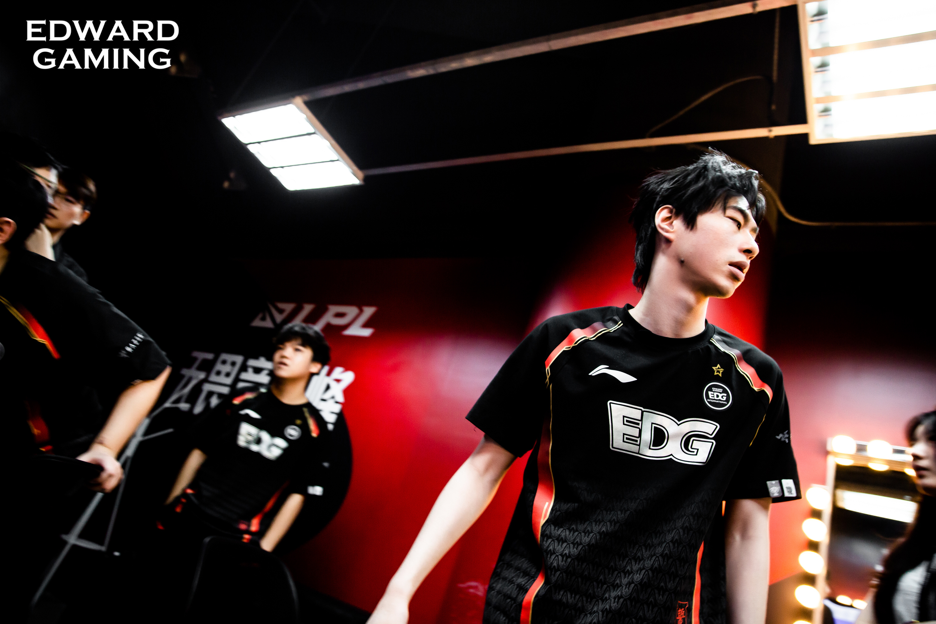 包含Uzi回归赛场，爆冷首场状态亮眼，IG观众沸腾！的词条